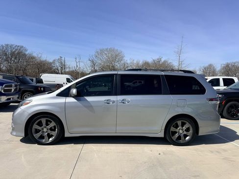 Used 2015 Toyota Sienna SE image 1