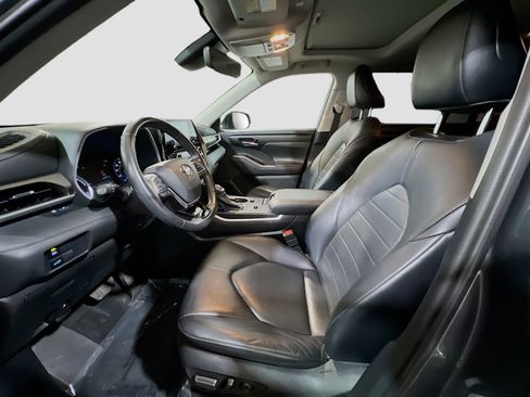 Used 2020 Toyota Highlander XLE image 14