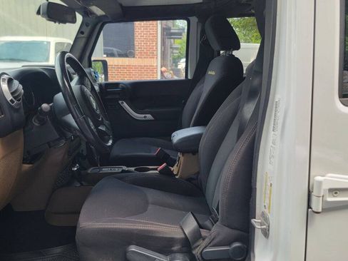 Used 2013 Jeep Wrangler Unlimited Sahara w/ Connectivity Group AWD/4WD image 12