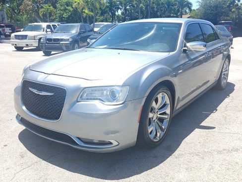 Used 2018 Chrysler 300 Limited RWD image 3