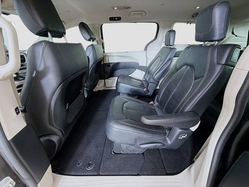 Used 2019 Chrysler Pacifica Touring-L FWD image 24