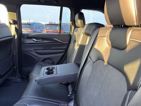 New 2025 Jeep Grand Cherokee Altitude AWD/4WD image 32