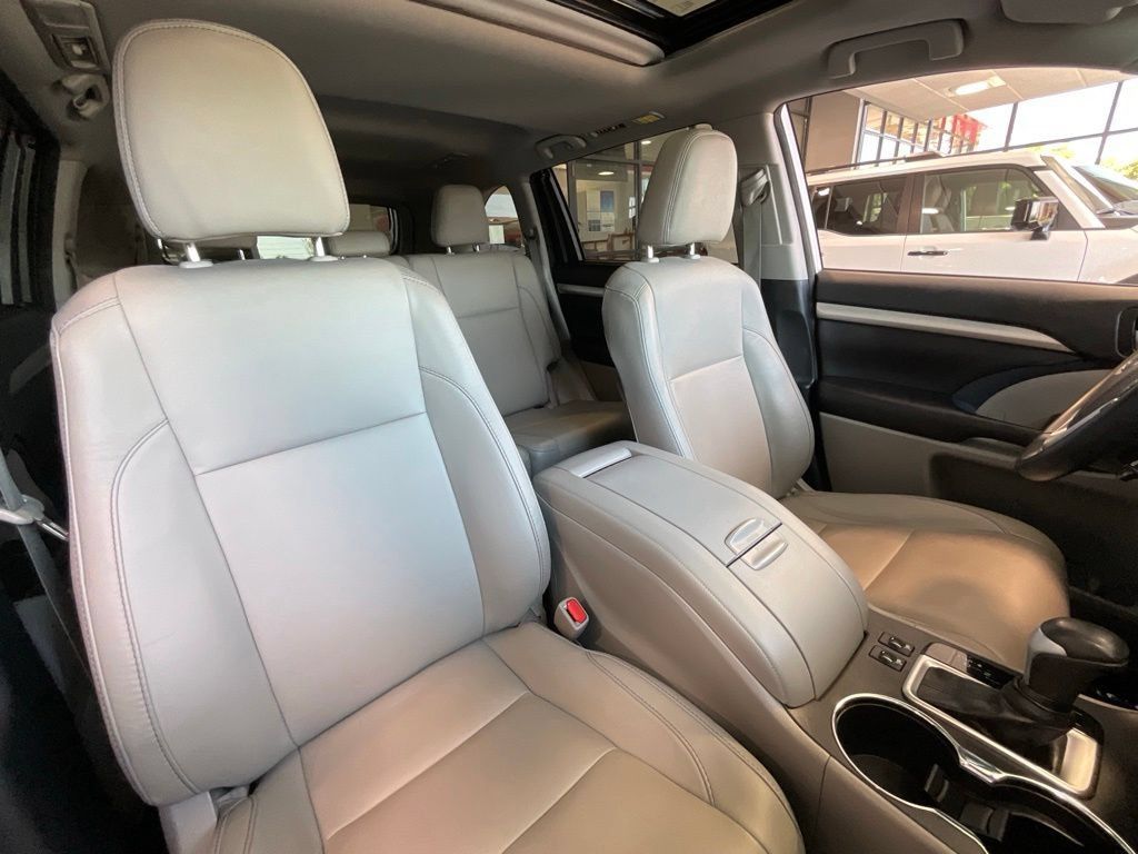 Used 2018 Toyota Highlander XLE AWD/4WD image 20
