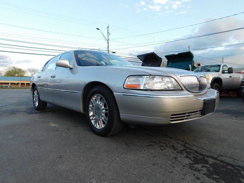 Used 2011 Lincoln Town Car Signature Limited w/ Continental Edition Pkg RWD image 2