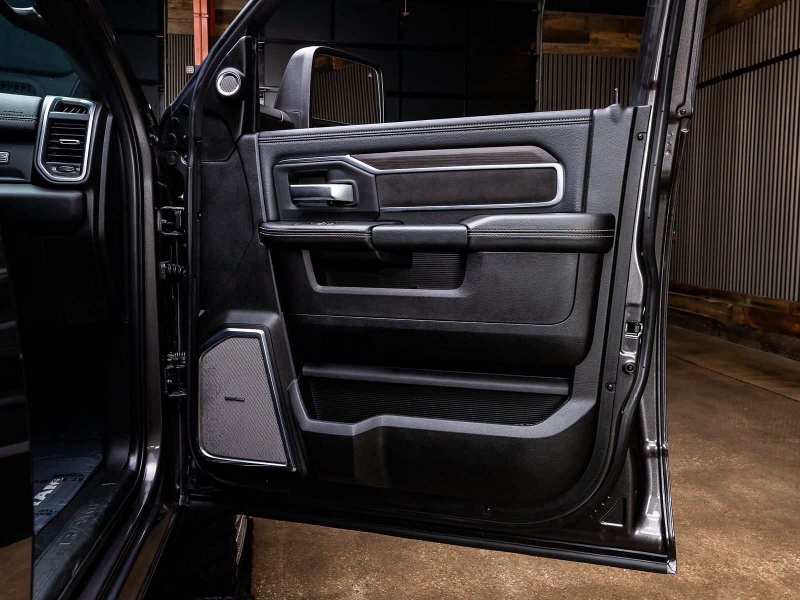 Used 2025 RAM 3500 Laramie AWD/4WD image 34