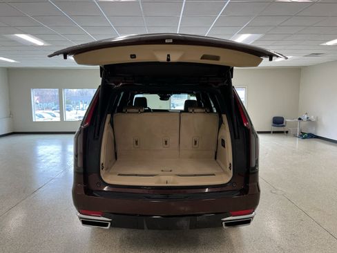 Used 2023 Cadillac Escalade Premium Luxury image 15