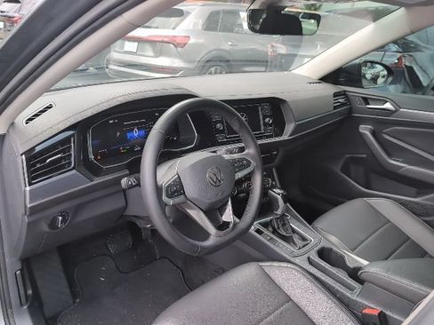 Used 2024 Volkswagen Jetta SE FWD image 8