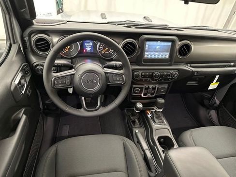 Used 2023 Jeep Gladiator Sport image 7