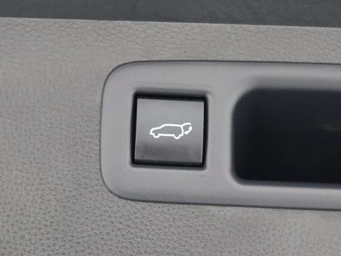 Used 2021 Toyota Highlander XLE AWD/4WD image 37