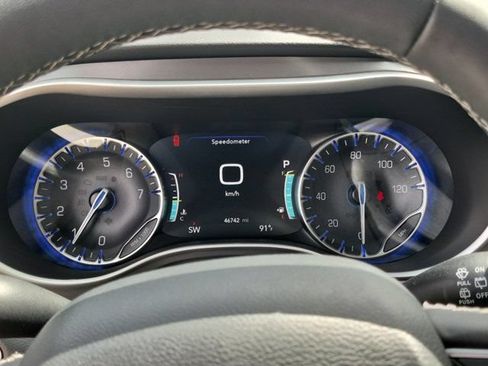 Used 2025 Chrysler Pacifica Select FWD image 16