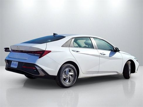 New 2026 Hyundai Elantra SE image 4