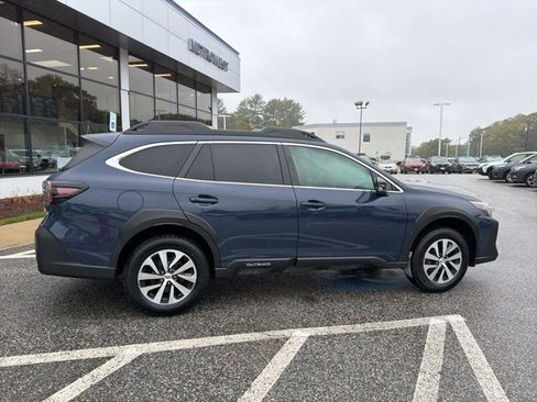 Used 2023 Subaru Outback Premium image 11
