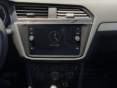 Used 2021 Volkswagen Tiguan SE FWD image 17