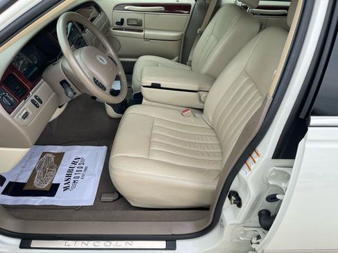 Used 2003 Lincoln Town Car Executive RWD image 23