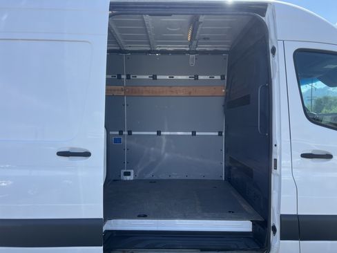 Used 2021 Freightliner Sprinter 2500 RWD image 17