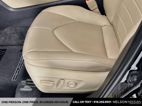 Used 2024 Toyota Highlander XLE FWD image 18