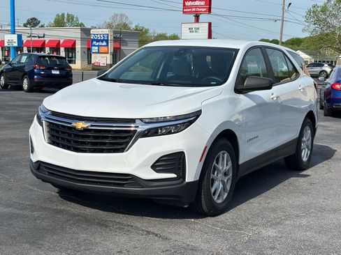 Used 2022 Chevrolet Equinox LS image 2
