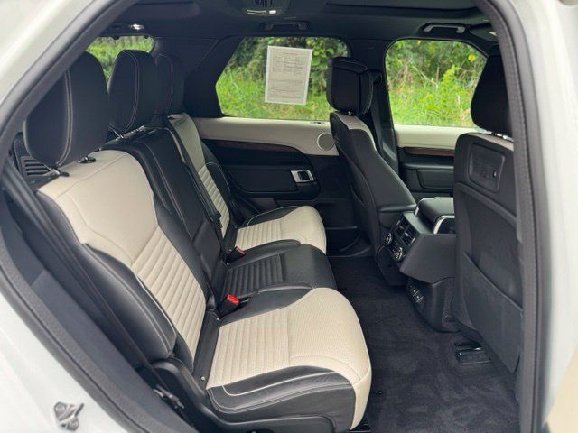 Used 2024 Land Rover Discovery Dynamic SE AWD/4WD image 17