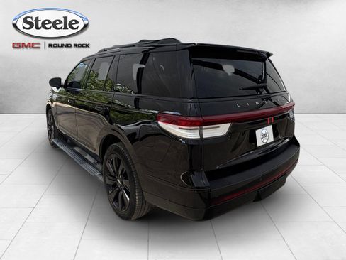Used 2023 Lincoln Navigator Reserve AWD/4WD image 3