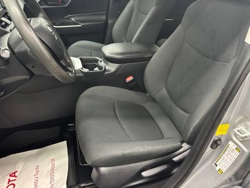 Used 2019 Toyota RAV4 LE w/ Carpet Mat Package FWD image 15
