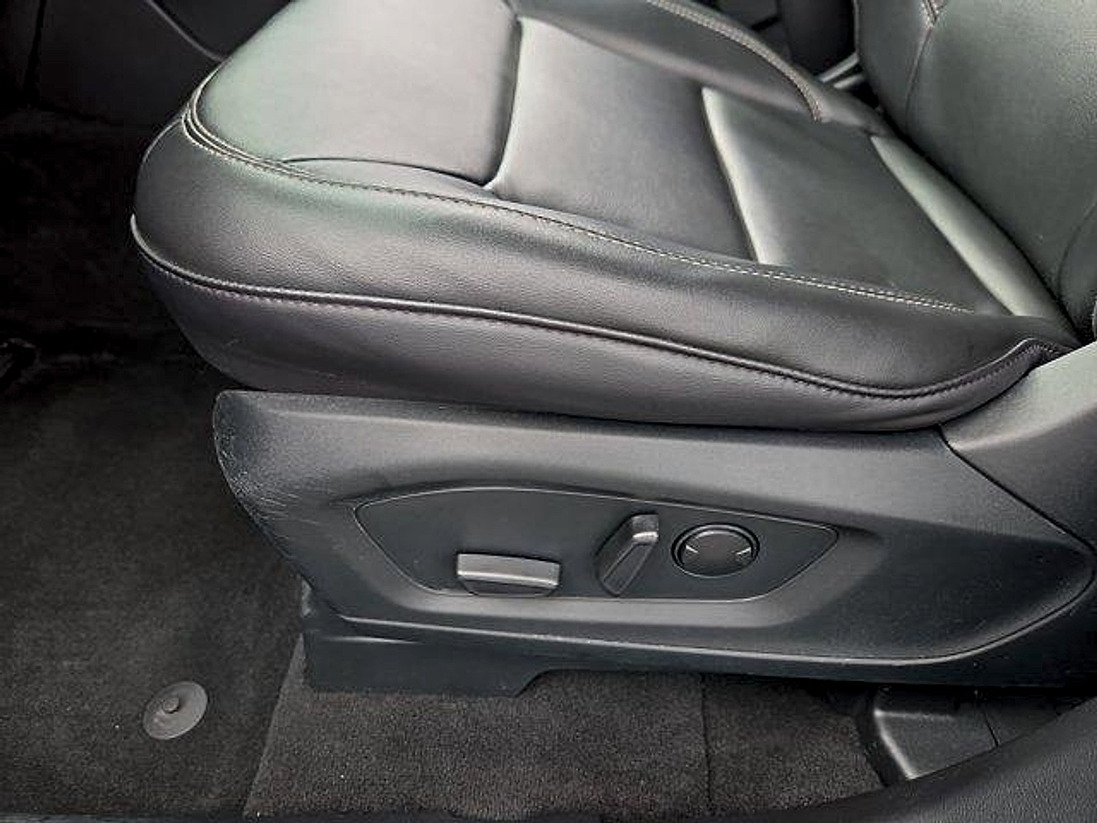 Certified 2023 Ford Explorer XLT w/ Equipment Group 202A AWD/4WD image 12