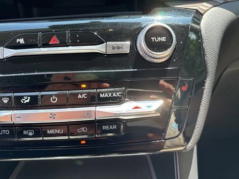 Used 2024 Ford Explorer Limited image 21