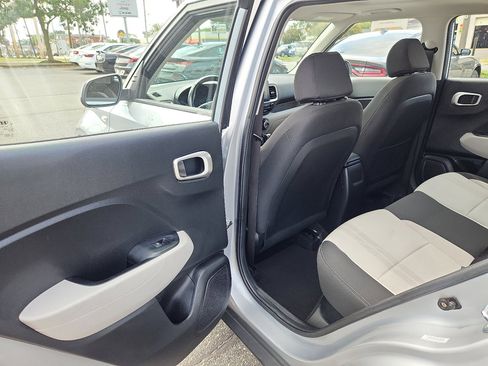 Used 2022 Hyundai Venue SEL image 20