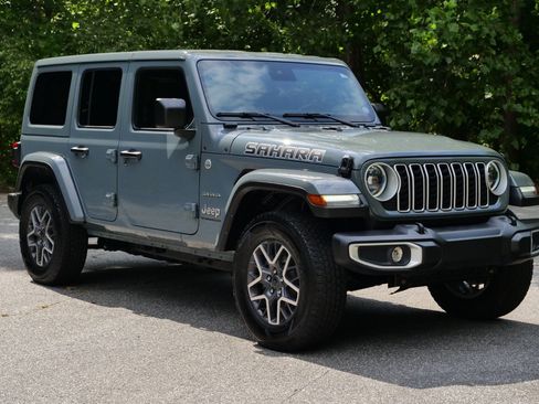 Used 2024 Jeep Wrangler Unlimited Sahara AWD/4WD image 4