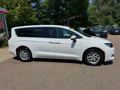 Used 2022 Chrysler Voyager LX FWD image 8