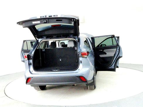 Certified 2021 Toyota Highlander XLE image 11