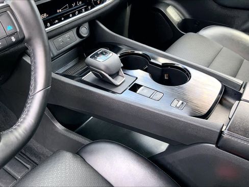 Used 2025 Nissan Rogue SV w/ SV Premium Package FWD image 17
