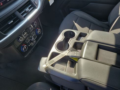 Used 2022 Chevrolet Suburban LS RWD image 8