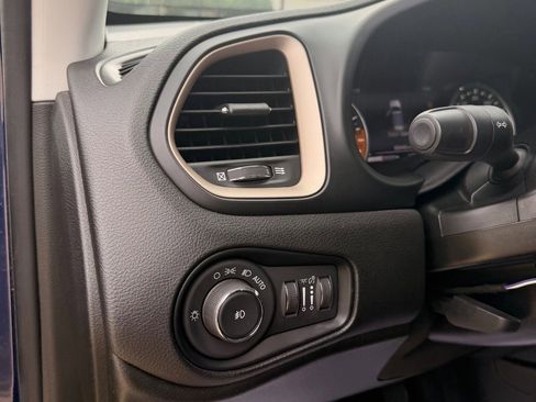 Used 2017 Jeep Renegade Limited AWD/4WD image 11