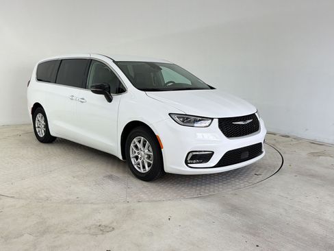Used 2024 Chrysler Pacifica Touring-L FWD image 7