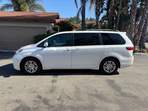Used 2015 Toyota Sienna XLE w/ XLE Navigation Package FWD image 9