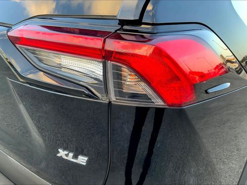 Used 2021 Toyota RAV4 XLE Premium image 29