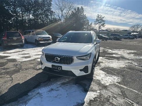 Certified 2025 Volvo XC40 B5 Core image 1