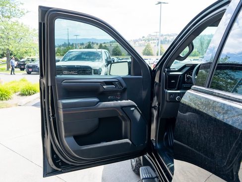 Used 2025 GMC Sierra 1500 AT4 w/ Technology Package AWD/4WD image 18