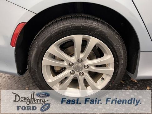 Used 2015 Chrysler 200 Limited image 17