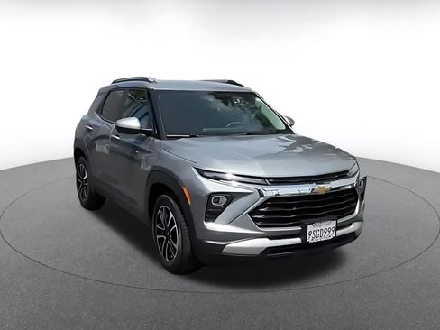 Used 2025 Chevrolet TrailBlazer LT FWD image 3