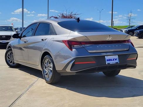Used 2024 Hyundai Elantra SEL image 3