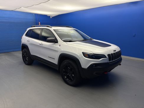 Used 2019 Jeep Cherokee Trailhawk AWD/4WD image 2