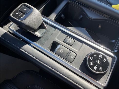 Used 2024 Nissan Pathfinder SL w/ Lighting Package (N92) image 32