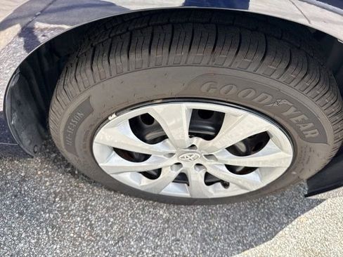 Used 2022 Toyota Corolla LE image 5