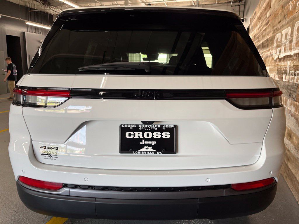 New 2026 Jeep Grand Cherokee Limited w/ Limited Altitude Package AWD/4WD image 17