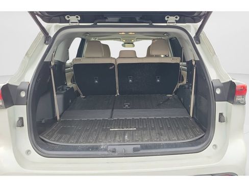 Used 2021 Toyota Highlander XLE AWD/4WD image 9