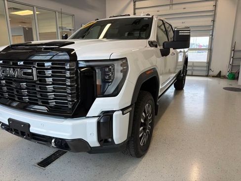 Used 2024 GMC Sierra 2500 Denali Ultimate AWD/4WD image 6