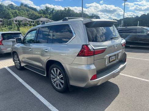 Used 2017 Lexus LX 570 4WD w/ Luxury Package image 18