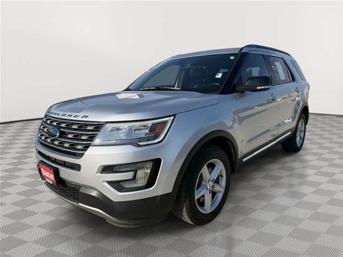 Certified 2017 Ford Explorer XLT w/ Equipment Group 202A AWD/4WD image 3