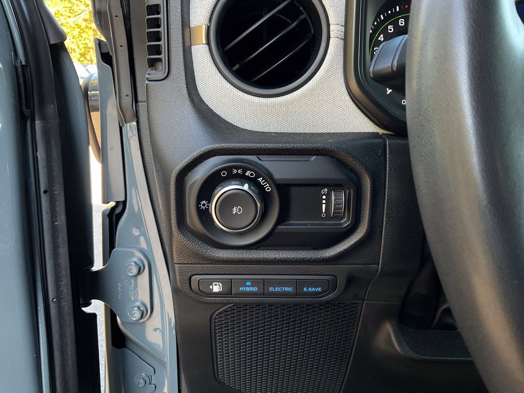 Used 2024 Jeep Wrangler Unlimited w/ Convenience Group AWD/4WD image 13